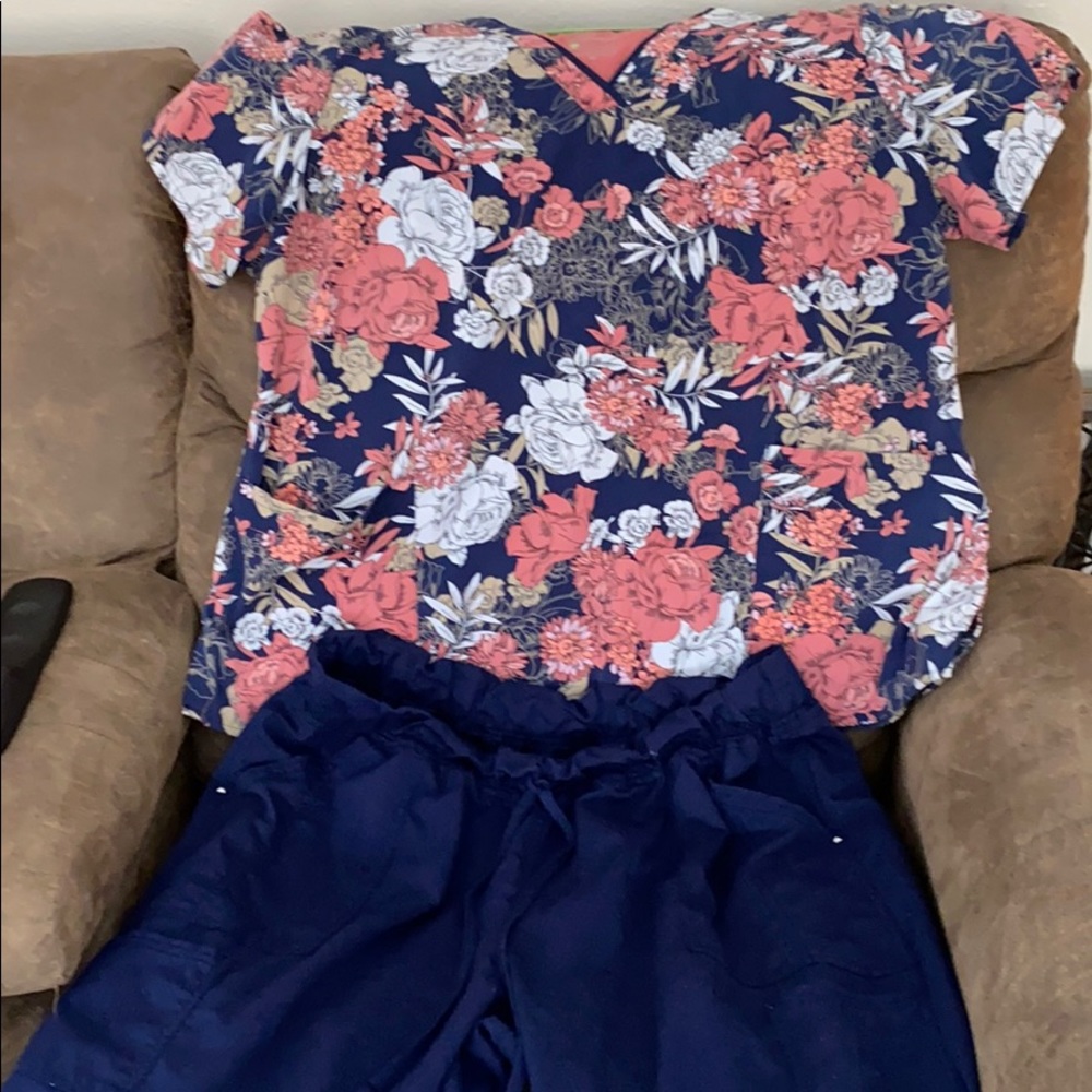 Super cute scrub set in 3x/2x in EUC.